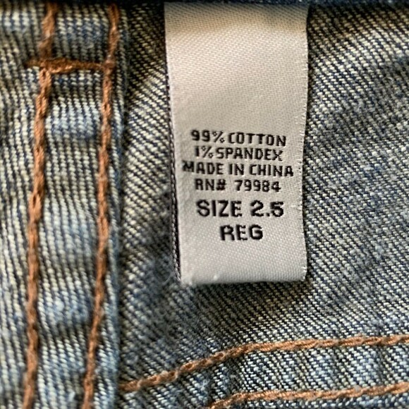 Chico's Platinum 2.5 Ultimate Fit Jeans Dark Wash Short Re-hemmed Dark Wash - Picture 7 of 8